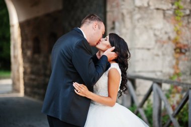 Eski t sokakta öpüşme genç Düğün çifti çarpıcı