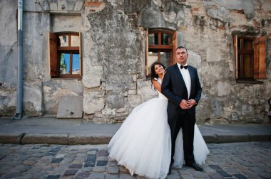 İnanılmaz genç çekici yeni evli iki yürüyor ve poz