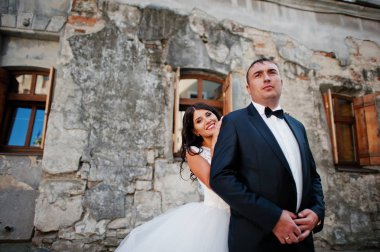 İnanılmaz genç çekici yeni evli iki yürüyor ve poz