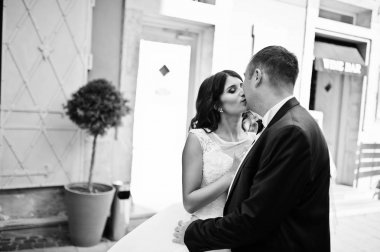 Eski t sokakta öpüşme genç Düğün çifti çarpıcı