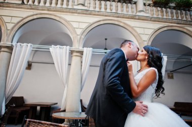 Eski t sokakta öpüşme genç Düğün çifti çarpıcı