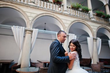 İnanılmaz genç çekici yeni evli iki yürüyor ve poz