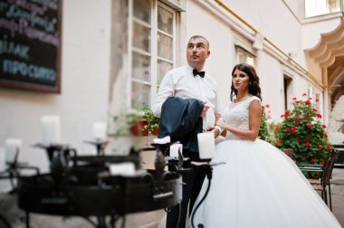 İnanılmaz genç çekici yeni evli iki yürüyor ve poz