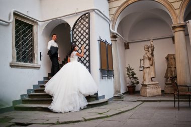 İnanılmaz genç çekici yeni evli iki yürüyor ve poz