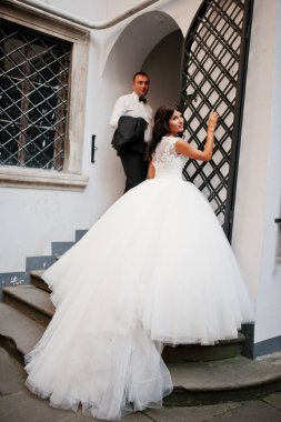 İnanılmaz genç çekici yeni evli iki yürüyor ve poz