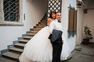 İnanılmaz genç çekici yeni evli iki yürüyor ve poz