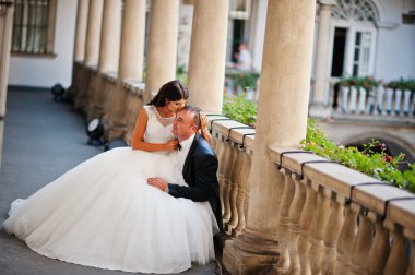 Zarif ve kibar gelin kocasının dizlerinin üstüne oturan. Fantast