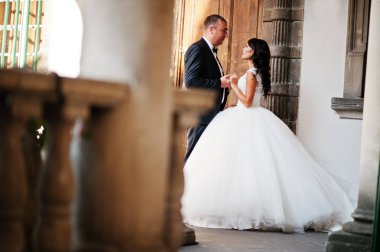 İnanılmaz genç çekici yeni evli iki yürüyor ve poz