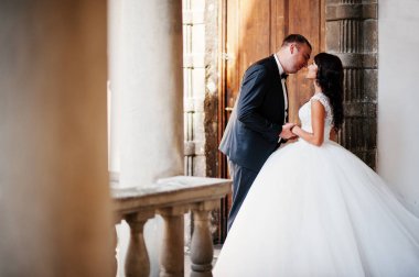 Eski t sokakta öpüşme genç Düğün çifti çarpıcı