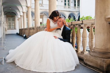 Zarif ve kibar gelin kocasının dizlerinin üstüne oturan. Fantast