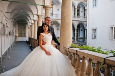 İnanılmaz genç çekici yeni evli iki yürüyor ve poz