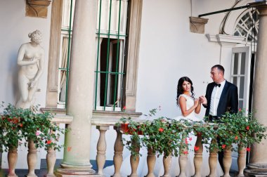 İnanılmaz genç çekici yeni evli iki yürüyor ve poz