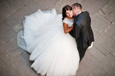 Güzel yeni evli çift ayakta kare. Fotoğraf deli