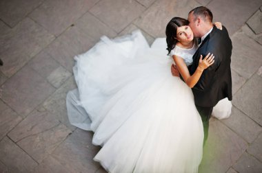 Güzel yeni evli çift ayakta kare. Fotoğraf deli