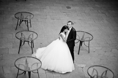 Harika gelin ve yakışıklı damat tablolar yanında poz 