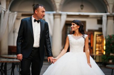 İnanılmaz genç çekici yeni evli iki yürüyor ve poz