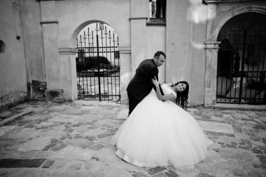 İnanılmaz genç çekici yeni evli iki yürüyor ve poz