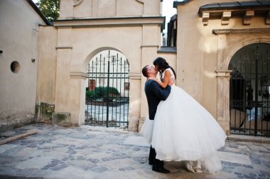 Eski t sokakta öpüşme genç Düğün çifti çarpıcı