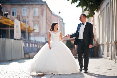 İnanılmaz genç çekici yeni evli iki yürüyor ve poz