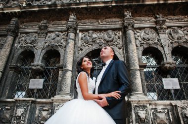 İnanılmaz genç çekici yeni evli iki yürüyor ve poz