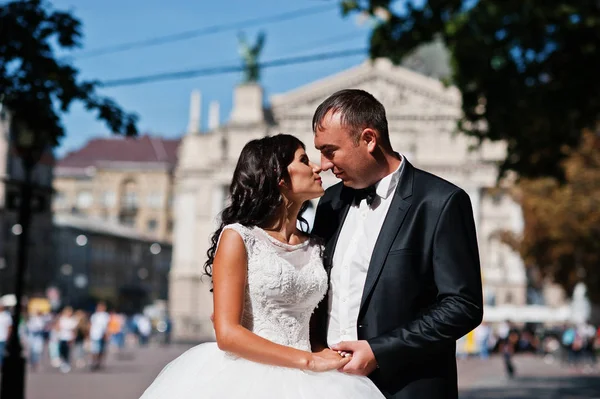 Fantastisk ung attraktiv nygifta par promenader och poserar — Stockfoto