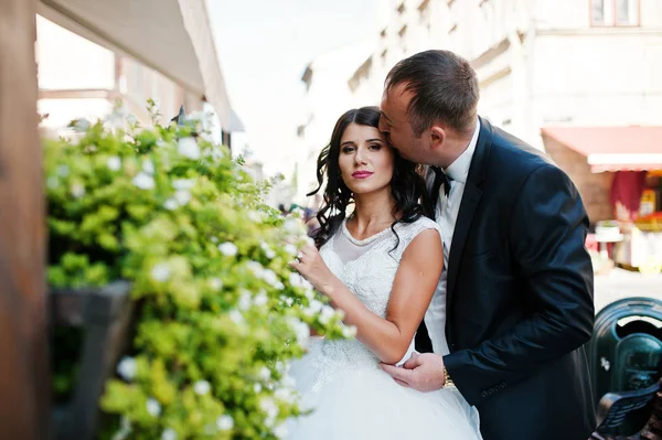 Amazing young attractive newly married couple walking and posing — Stock Photo, Image