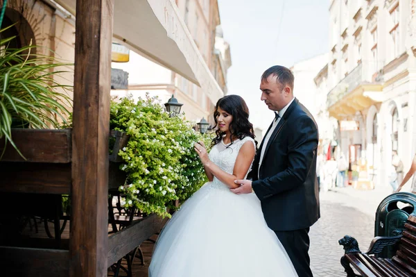 Fantastisk ung attraktiv nygifta par promenader och poserar — Stockfoto