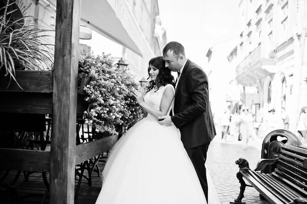 Incrível jovem atraente casal recém-casado andando e posando — Fotografia de Stock