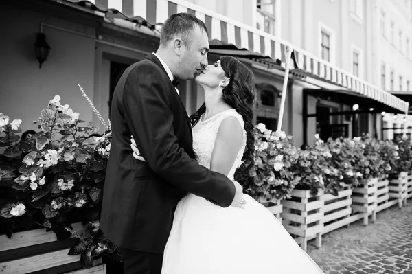 Eski t sokakta öpüşme genç Düğün çifti çarpıcı