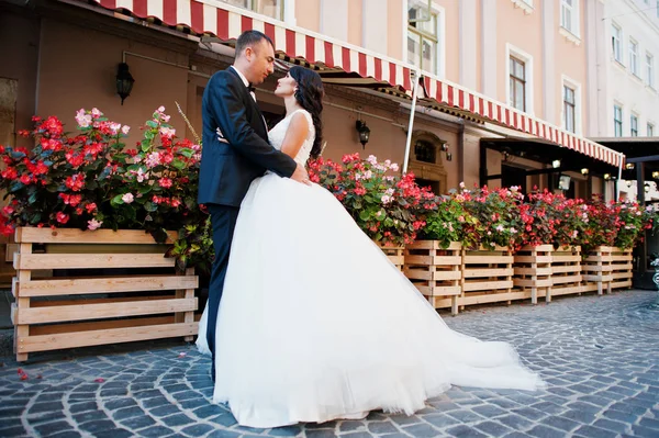 İnanılmaz genç çekici yeni evli iki yürüyor ve poz