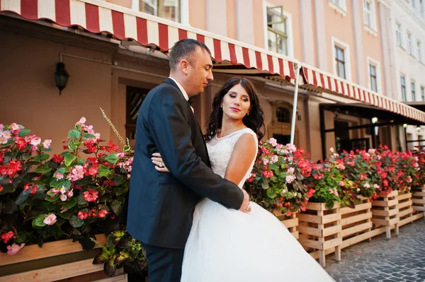 Amazing young attractive newly married couple walking and posing — Stock Photo, Image