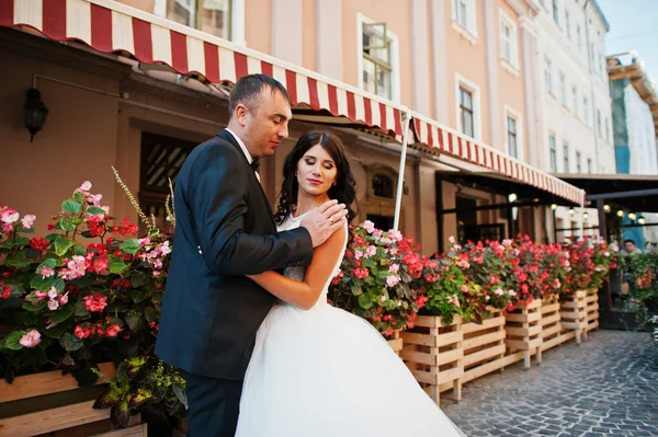 İnanılmaz genç çekici yeni evli iki yürüyor ve poz