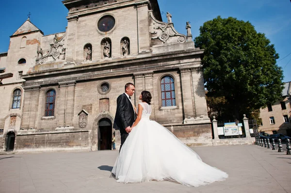 Úžasný mladý atraktivní novomanželský pár chůzi a pózování — Stock fotografie