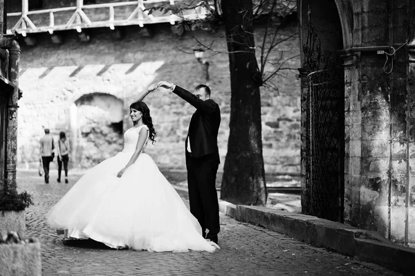 Verbazende jonge aantrekkelijke pas getrouwd paar wandelen en poseren — Stockfoto