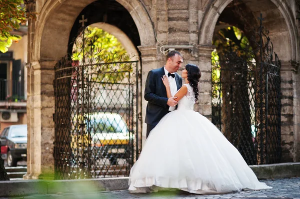 İnanılmaz genç çekici yeni evli iki yürüyor ve poz