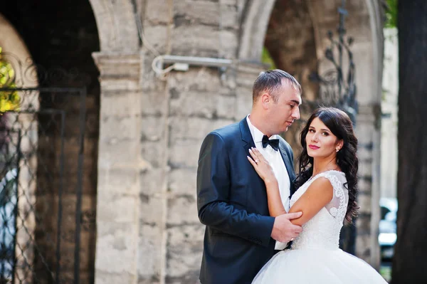 Incrível jovem atraente casal recém-casado andando e posando — Fotografia de Stock