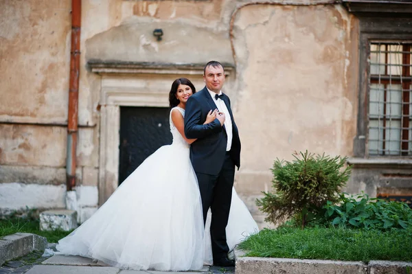 İnanılmaz genç çekici yeni evli iki yürüyor ve poz