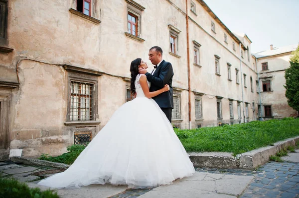 Amazing young attractive newly married couple walking and posing — Stock Photo, Image