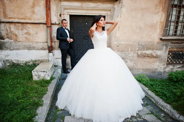 Incrível jovem atraente casal recém-casado andando e posando — Fotografia de Stock