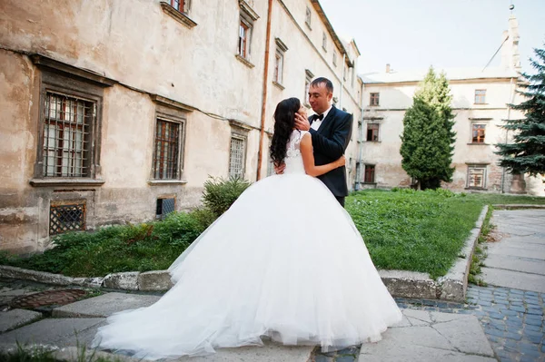 Amazing young attractive newly married couple walking and posing — Stock Photo, Image