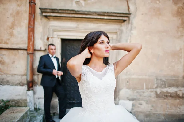 İnanılmaz genç çekici yeni evli iki yürüyor ve poz