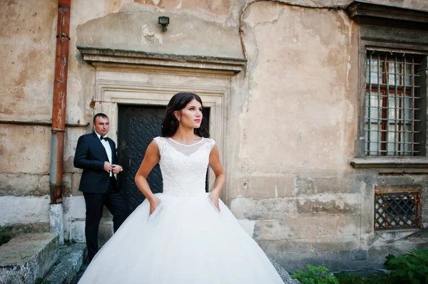 İnanılmaz genç çekici yeni evli iki yürüyor ve poz