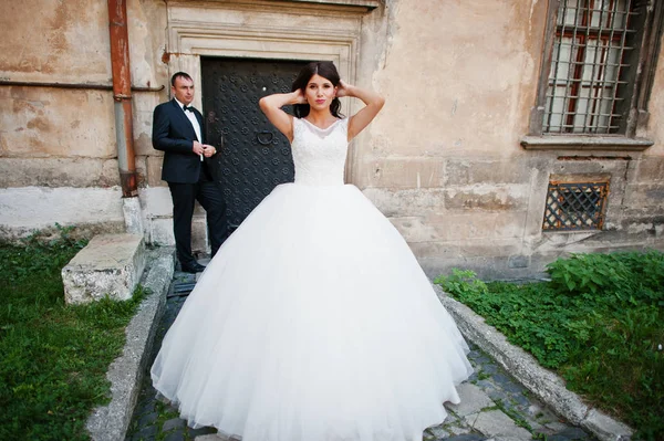 İnanılmaz genç çekici yeni evli iki yürüyor ve poz