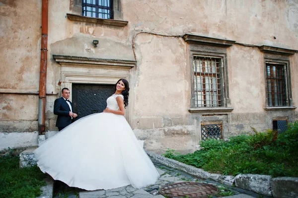 Úžasný mladý atraktivní novomanželský pár chůzi a pózování — Stock fotografie