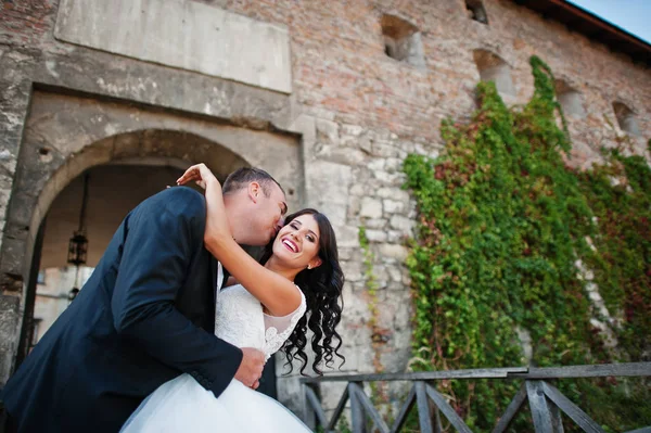 Incredibile giovane attraente coppia appena sposata a piedi e in posa — Foto Stock