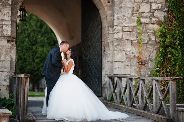 Splendida giovane coppia di nozze baciare sulla strada della vecchia t — Foto Stock