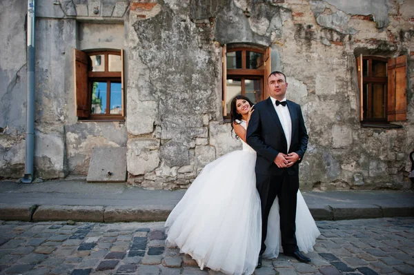 İnanılmaz genç çekici yeni evli iki yürüyor ve poz