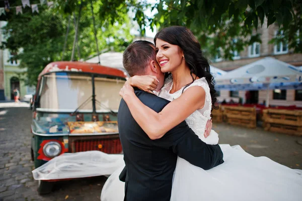 Awesome newly married couple walking, posing and having fun in t — Stock Photo, Image