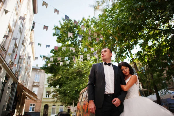 Impressionante casal recém-casado andando, posando e se divertindo em t — Fotografia de Stock