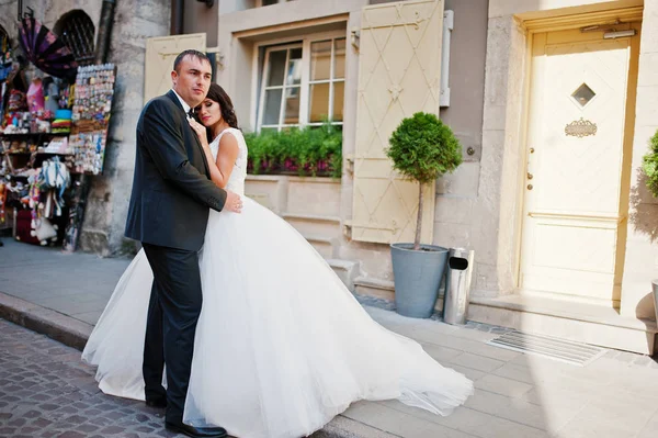 Incrível jovem atraente casal recém-casado andando e posando — Fotografia de Stock